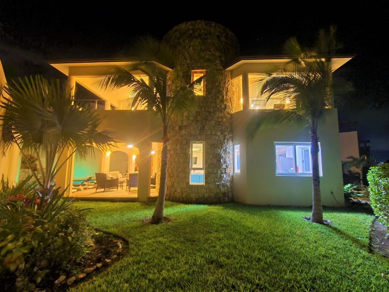 Lush Gardens Casa Elegante